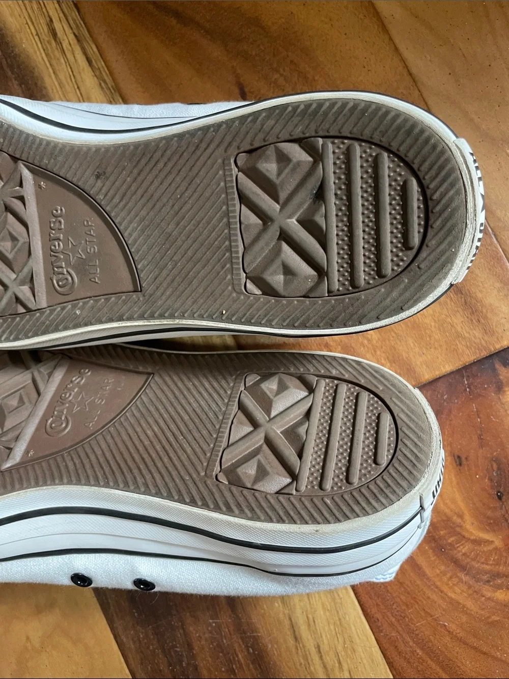 Converse Unisex White Sneakers. Good Condition. Men's Size 11. Women's Size 13. - Picture 10 of 11